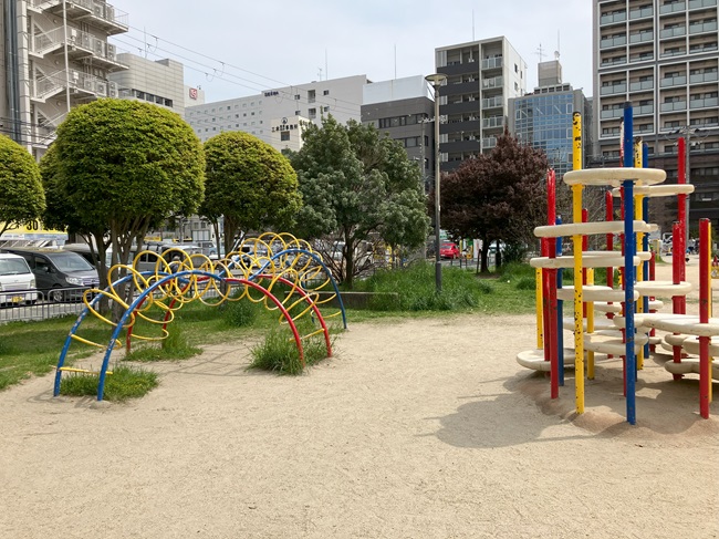 江の木公園の輪っか・上り棒遊具