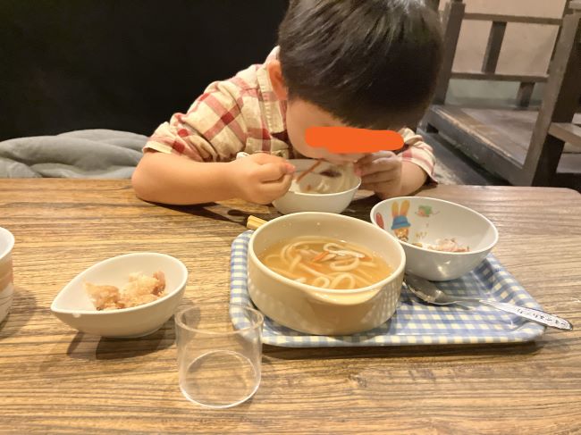 びっくりドンキーのうどんを食べる子